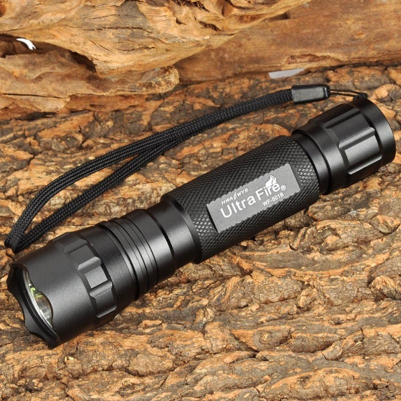 Rechargeable High-power Long-range Flashlight